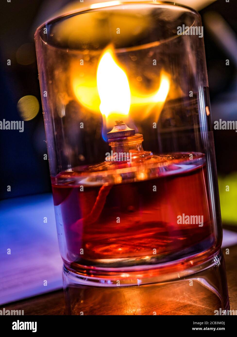 Schwimmende brennende Kerze in einem klaren Glas Stockfoto