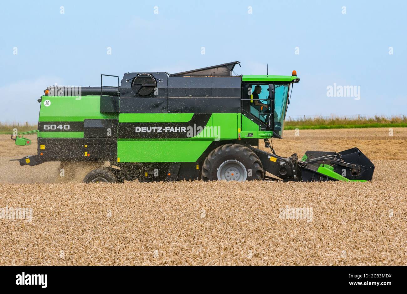 East Lothian, Schottland, Großbritannien, 10. August 2020. UK Wetter: Ein Weizenfeld wird im Sommer von einem Deutz-Fahr Mähdrescher in Mungoswells geerntet Stockfoto