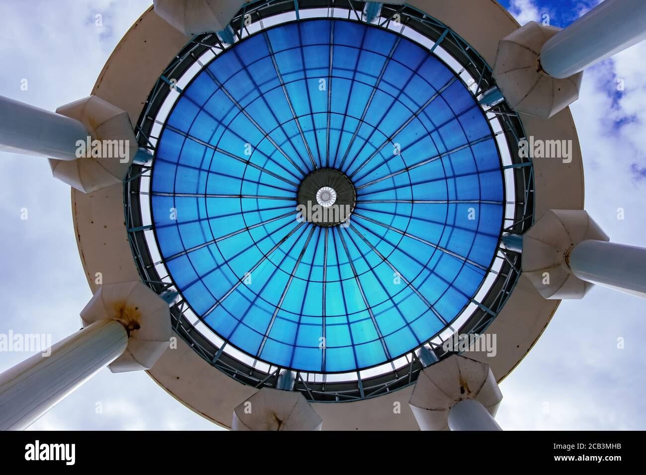 Blaue Glas transparente Kuppel, Blick von unten bei sonnigem Tag Stockfoto