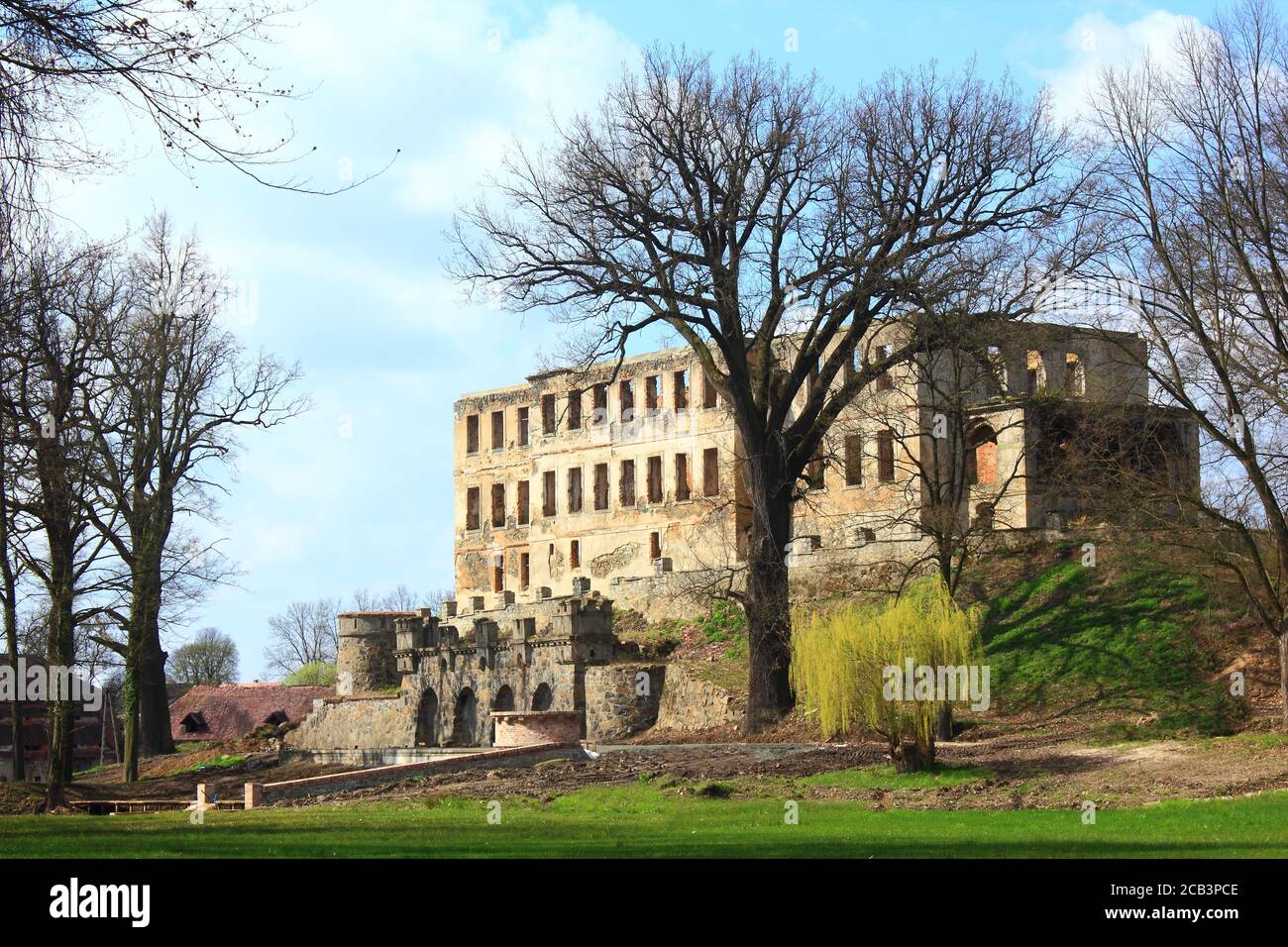 Ruinen des alten Schlosses in Wlosien, Woiwodschaft Niederschlesien, Polen Stockfoto