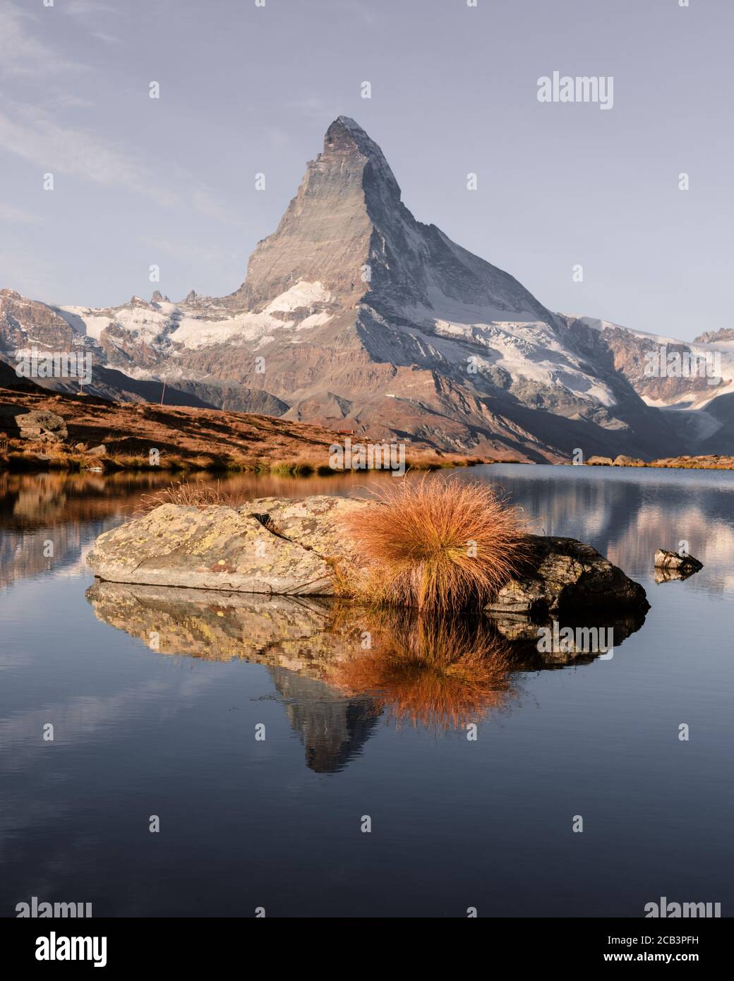Malerische Landschaft mit bunten Sonnenaufgang am Stellisee See. Snowy Matterhorn Matterhorn Gipfel mit Reflexion in klares Wasser. Zermatt, Schweizer Alpen Stockfoto