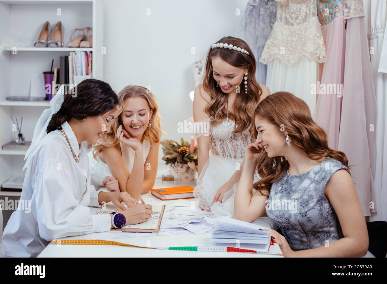 Schone Madchen In Brautkleidern Stockfotos Und Bilder Kaufen Alamy