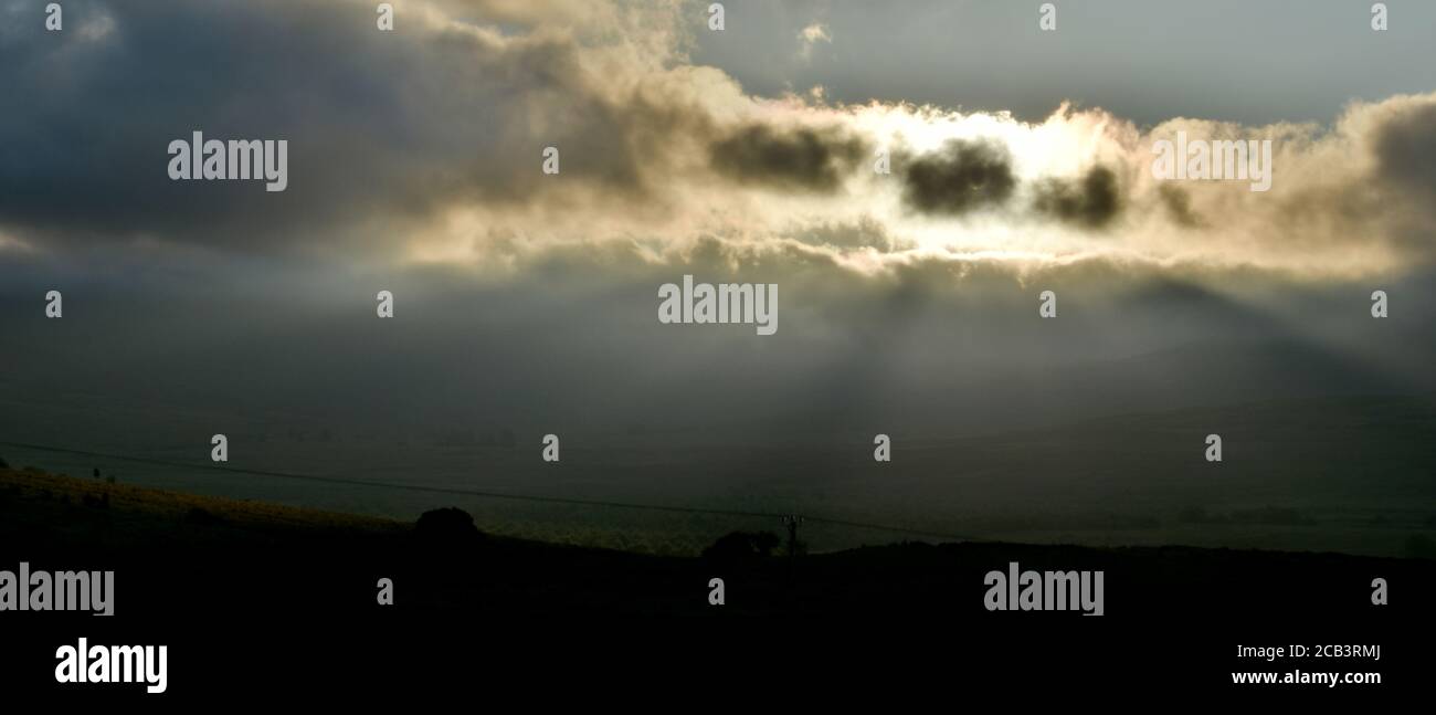 Atmosphärisch, dramatisch, launisch Sonnenuntergang Fotografie Blick nach Westen über landwirtschaftliche Land in Richtung der Rhinog Berge Snowdonia von der A470 in der Nähe Bronaber Stockfoto