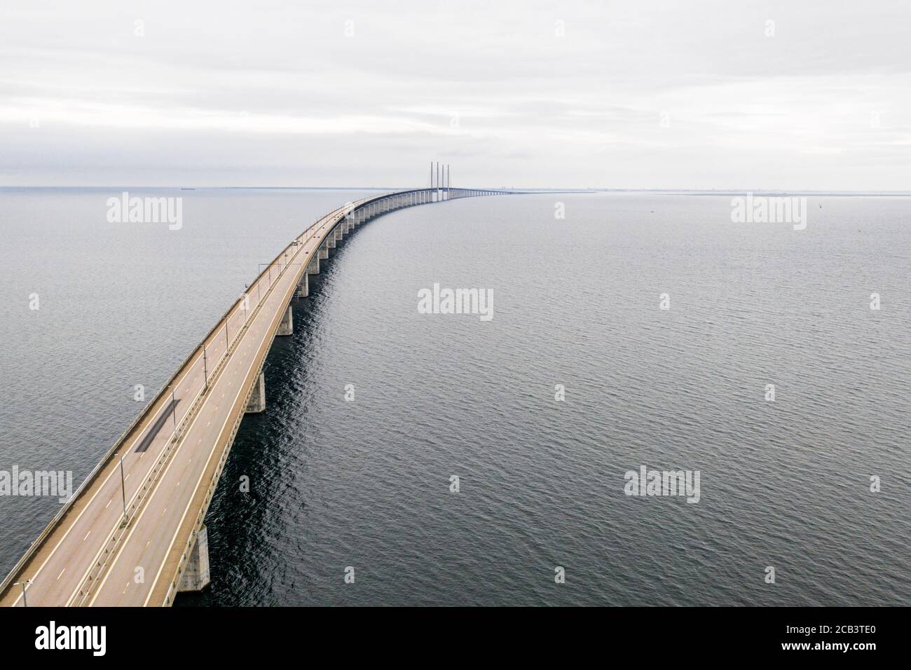 Landschaftlich reizvolle Luftaufnahme der Öresundbrücke über den Öresund  straße, die Schweden und Dänemark verbindet Stockfotografie - Alamy