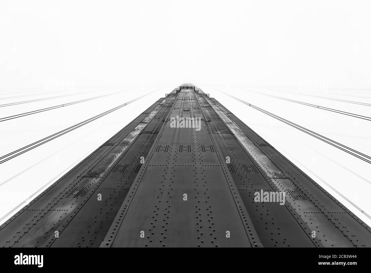 Schwarz-Weiß-Ansicht des Golden Gate Bridge Towers, der in San Francisco Bay Nebel verschwindet. Stockfoto