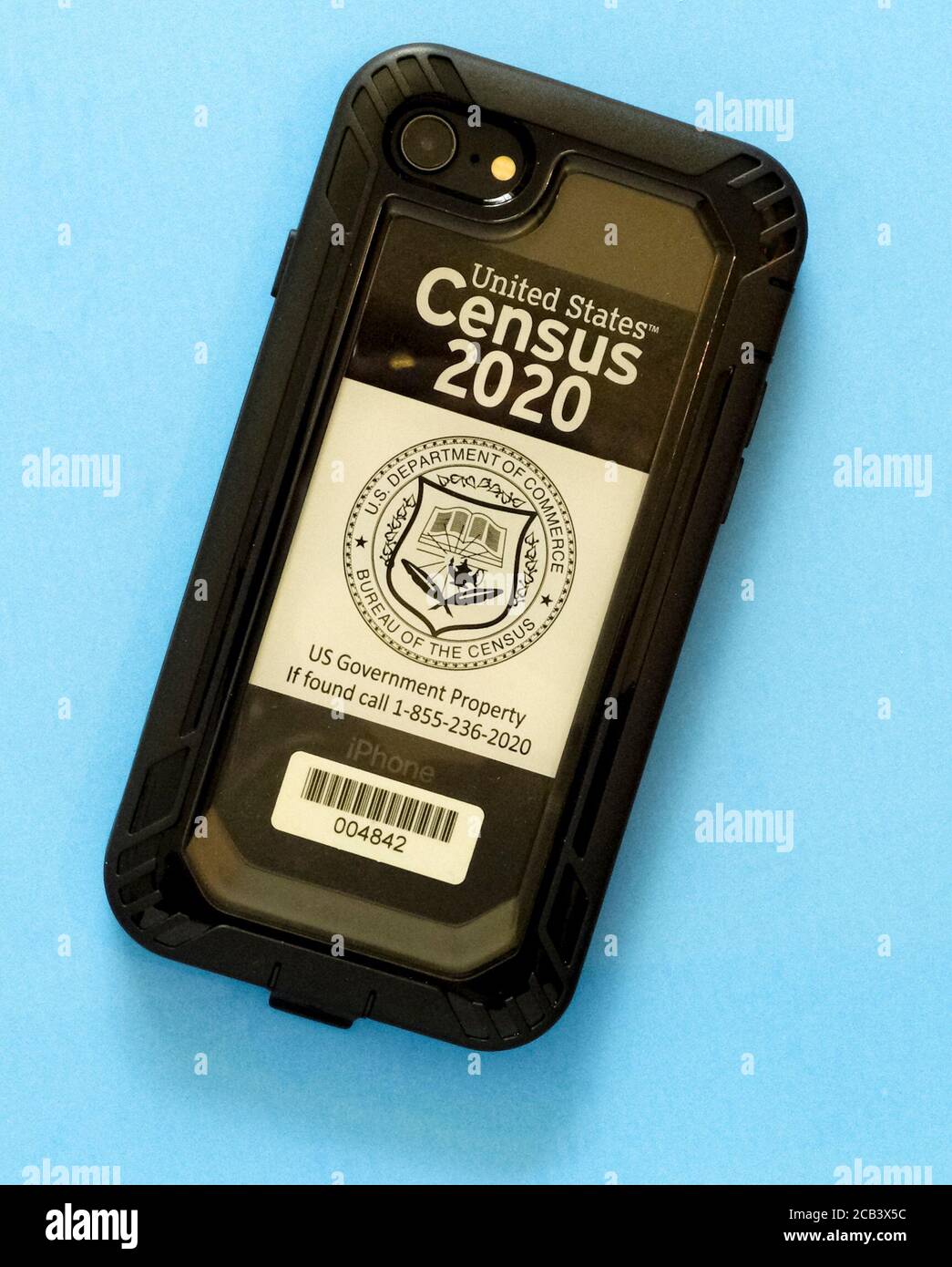 Enumerators (Zensus Taker) verwenden Sie ein Regierung Smartphone, um spezifische Fragen zu stellen und notieren Sie die Antworten von Personen, die nicht ausgefüllt und zurück 2020 US Census Fragebogen an ihre Häuser verschickt. Die landesweite Bevölkerungsumfrage wird seit 1790 alle 10 Jahre durchgeführt, wie es die Verfassung der Vereinigten Staaten vorsieht. Zeitangestellte des US Census Bureau verbringen ungefähr 10 Minuten an jedem Haus, um die Informationen von Leuten zu erhalten, die auf den Fragebogen nicht per Post, Computer oder Telefon antworteten. Stockfoto