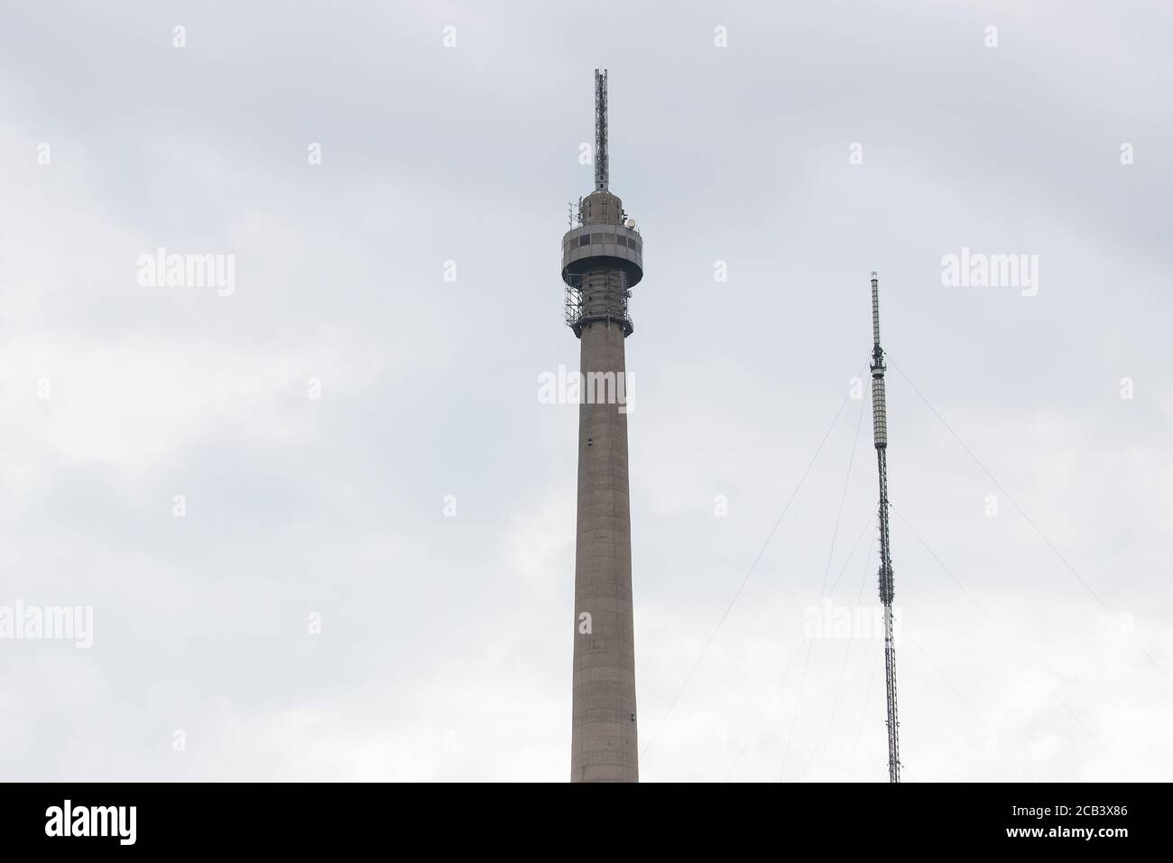 Ein Blick auf den Arqiva Tower oder Emley Moor Übertragung Mast zusammen mit dem im März 2018 installierten provisorischen Mast Um die Wartung des Hauptturms zu ermöglichen Stockfoto