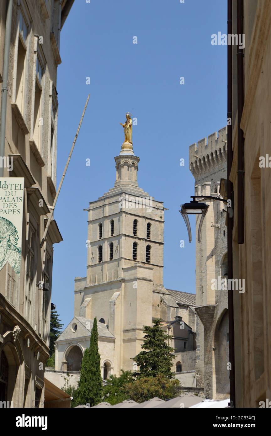Turm der Kathedrale Notre-Dame des Doms mit goldener Jungfrau, gesehen von einer Gasse in Avignon, Vaucluse, Provence, Frankreich, 29. Juli 2020 Stockfoto