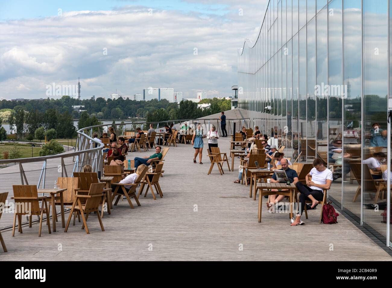 Menschen auf der Zentralbibliothek von Helsinki Oodi-Terrasse in Helsinki, Finnland Stockfoto
