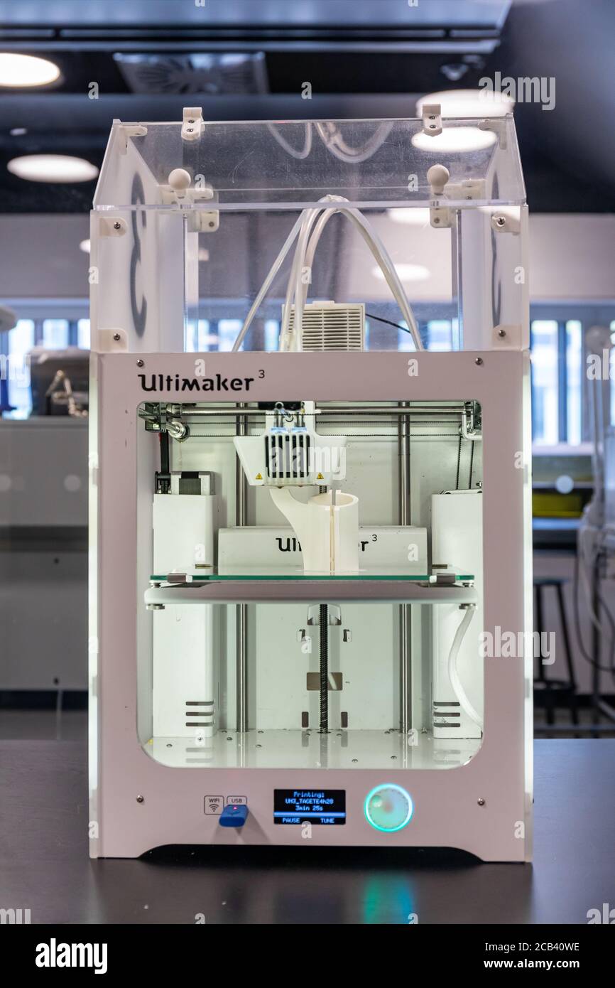 Ultimaker 3 3D-Drucker in Aktion bei der Zentralbibliothek von Helsinki, Oodi in Helsinki, Finnland Stockfoto