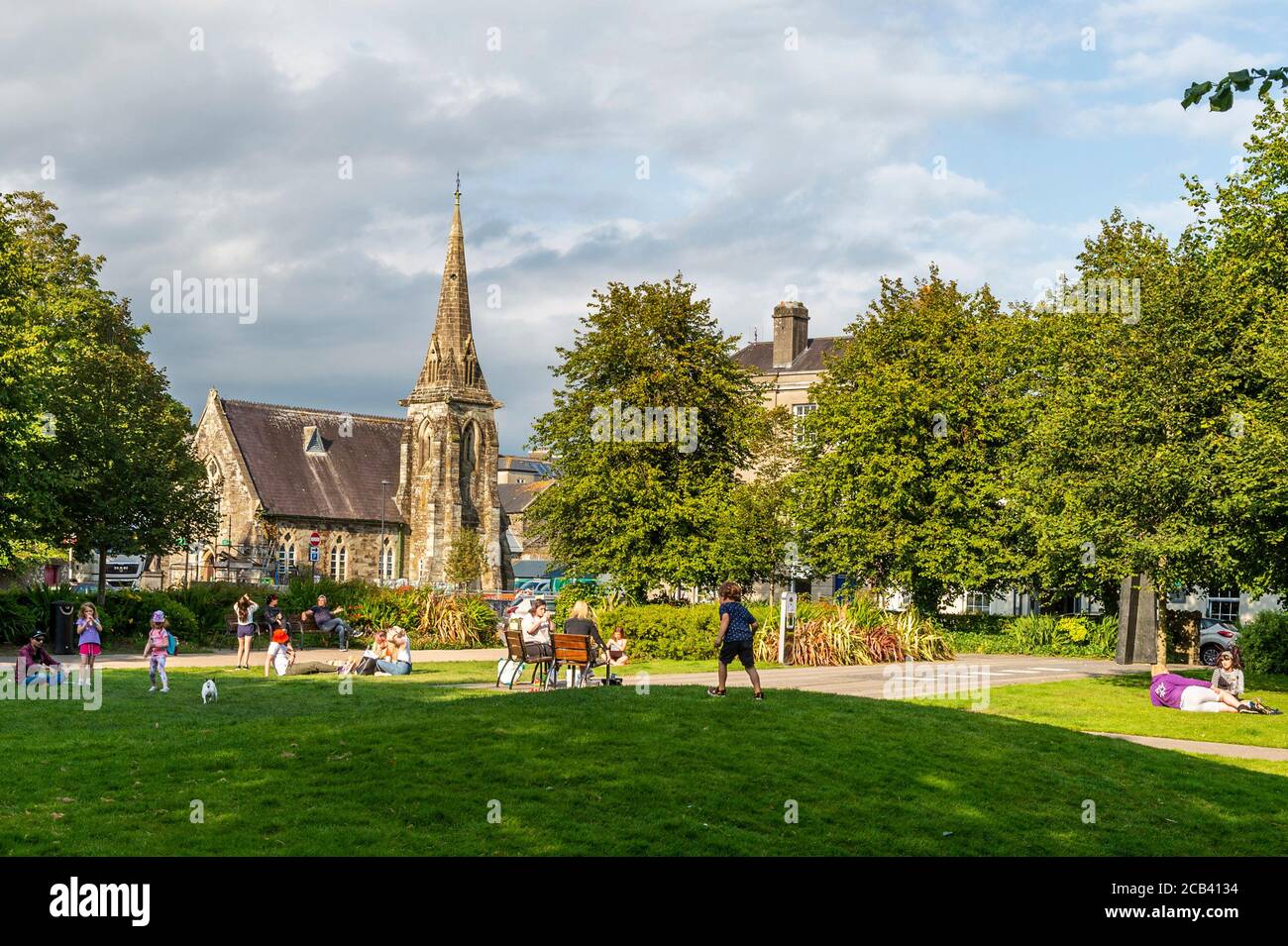 Clonakilty, West Cork, Irland. August 2020. An einem warmen Sonnenabend war der Emmet Square in Clonakilty mit Menschen beschäftigt, die die letzte Wärme und den letzten Sonnenschein des Tages genossen. Met Eireann hat morgen einen bewölkten Tag mit einigen Sonnenstrahlen im ganzen Land vorhergesagt. Quelle: AG News/Alamy Live News Stockfoto