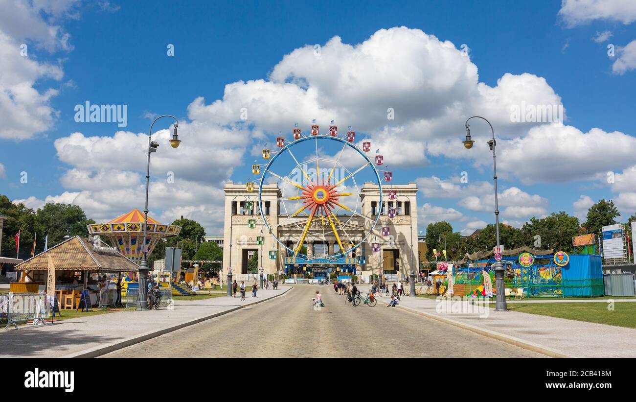Sommer in der Stadt am Königsplatz. Die Open-Air-Veranstaltung hat Standorte in der ganzen Stadt. Stockfoto