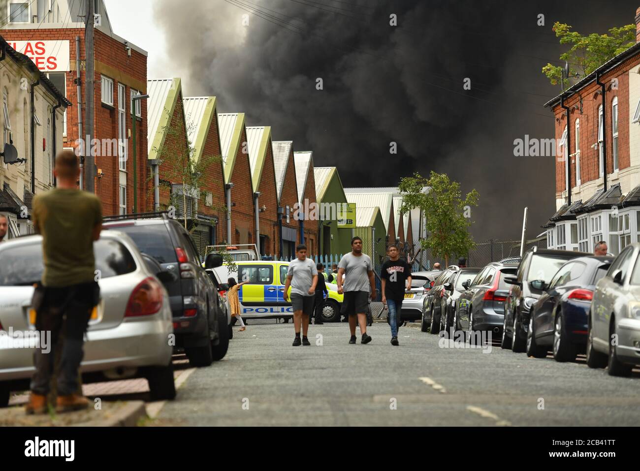 Rauch wabert von einem schweren Brand auf einem Industriegebiet in Birmingham. Crews von 10 Feuerwehrfahrzeugen bekämpfen das Feuer. Stockfoto