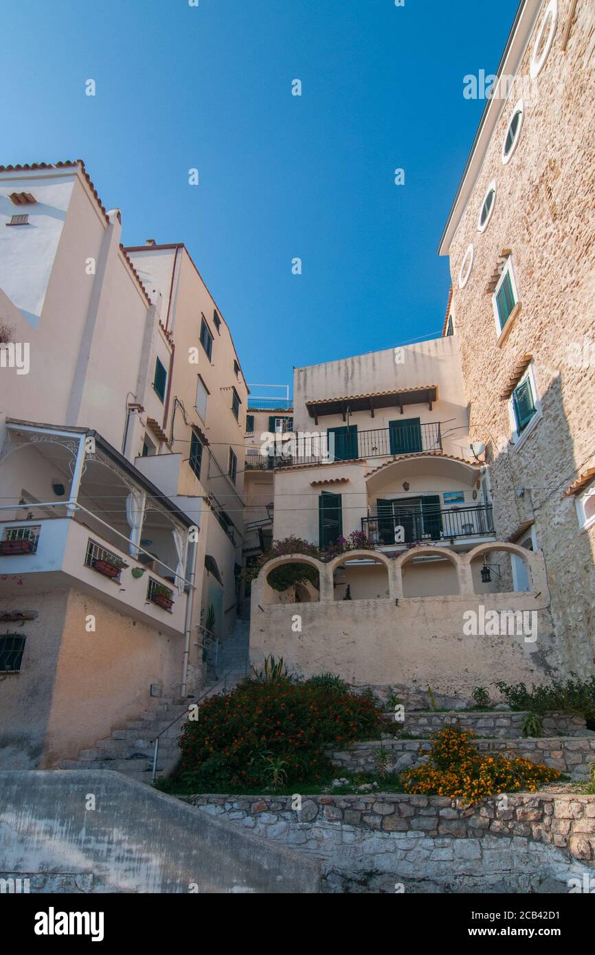 SPERLONGA, ITALIEN - 28. SEPTEMBER 2017: Eine typische Straße im Dorf Sperlonga, Italien. Sperlonga ist eine Küstenstadt in der Provinz Latina, Ital Stockfoto