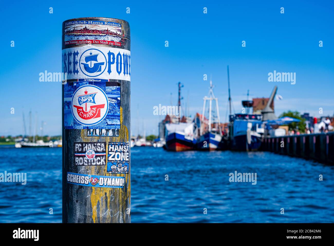 Aufkleber der rivalisierenden Fußballmannschaften FC Hansa Rostock und Dynamo Dresden im Hafen der Stadt Stockfoto
