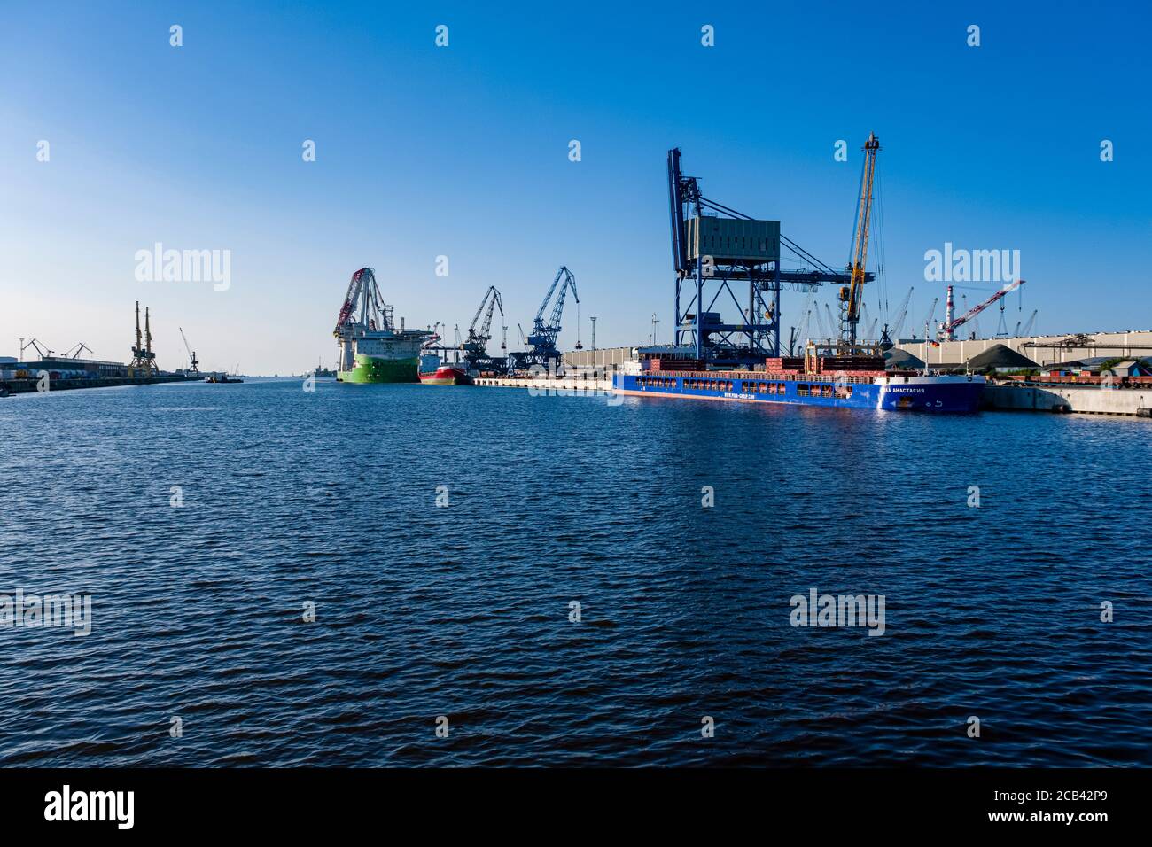 Containerschiffe werden im Überseehafen der Stadt beladen Stockfoto