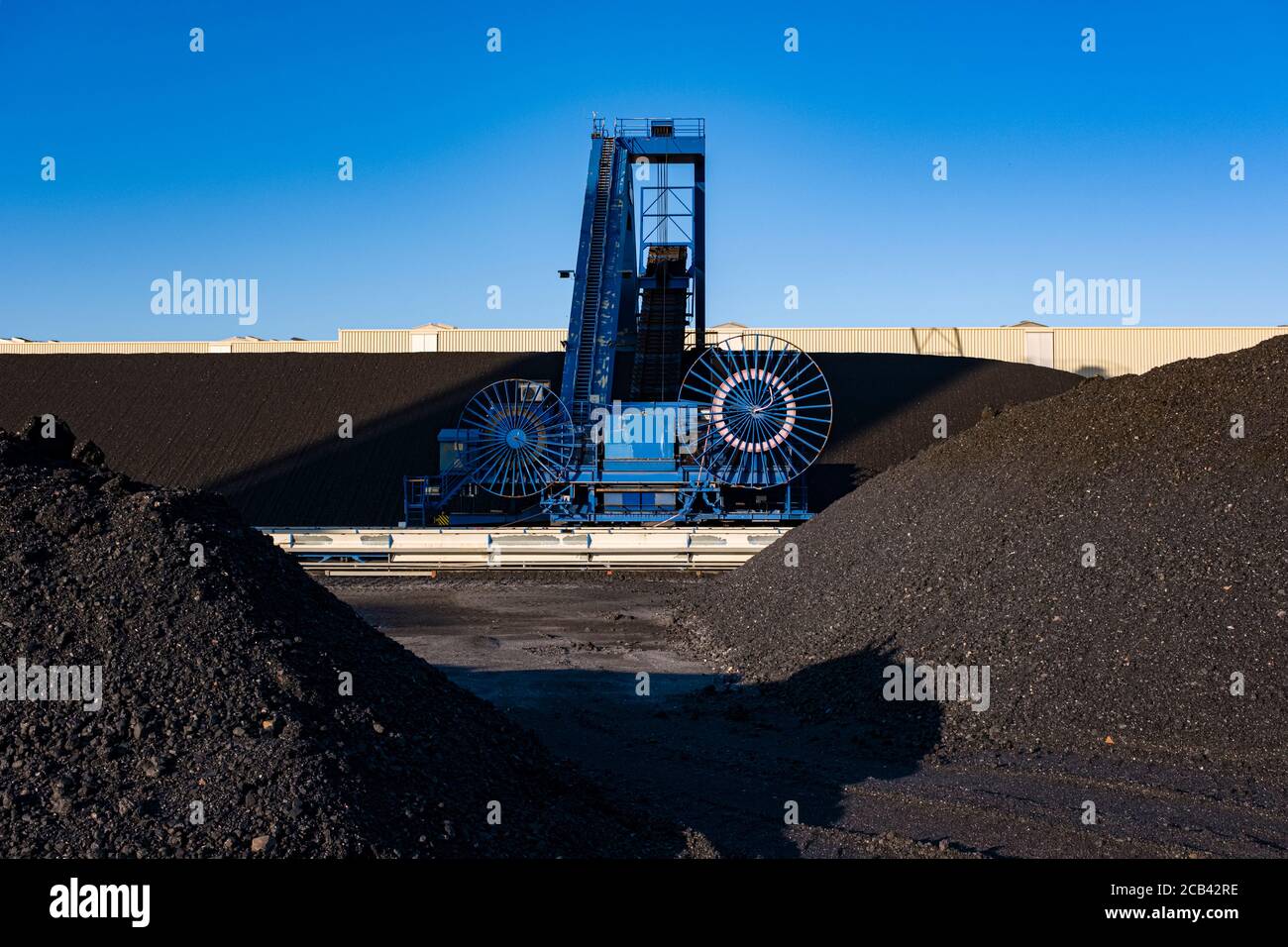 Kohle wird im Überseehafen der Stadt gelagert Stockfoto