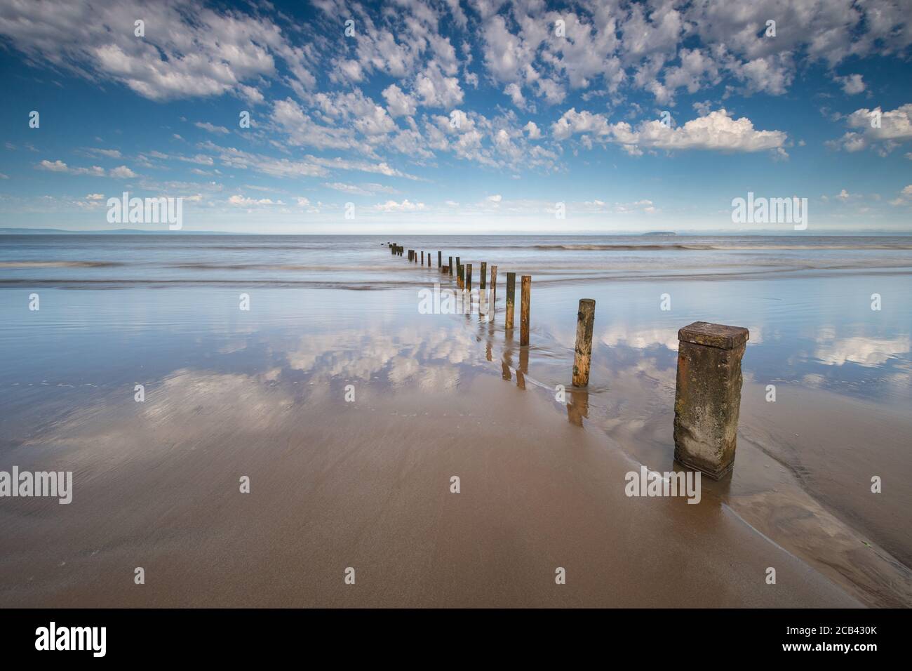 Groynes in the Sand & Sea bei Burnham on Sea, Somerset Stockfoto