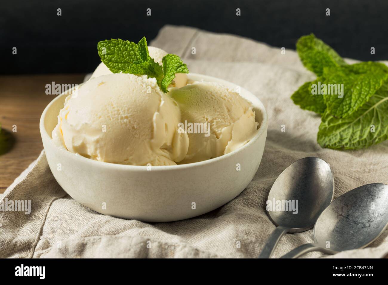 Hausgemachtes Eis aus gefrorener Vanille in einer Schüssel Stockfoto