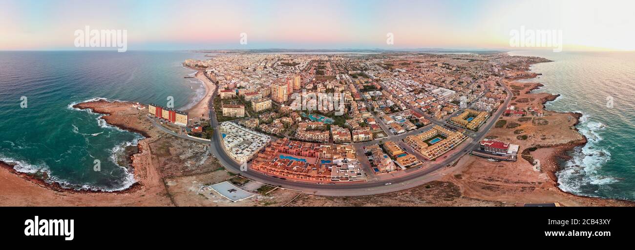 Luftpanoramic Weitwinkel-Foto von Torrevieja Stadtbild, felsige Küste Mittelmeer bei Sonnenaufgang, Salzsee oder Las Salinas, Bildansicht von Stockfoto