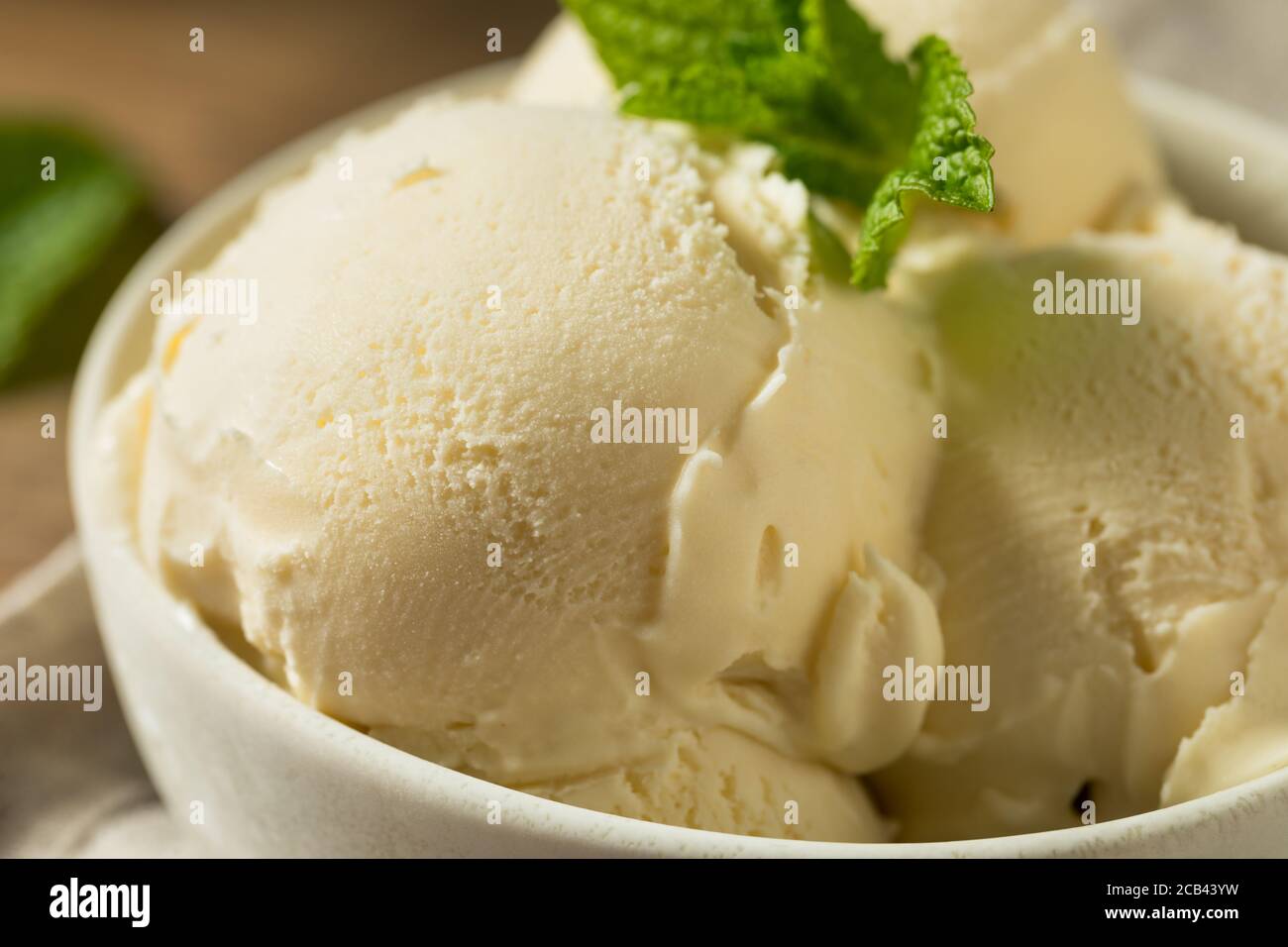 Hausgemachtes Eis aus gefrorener Vanille in einer Schüssel Stockfoto