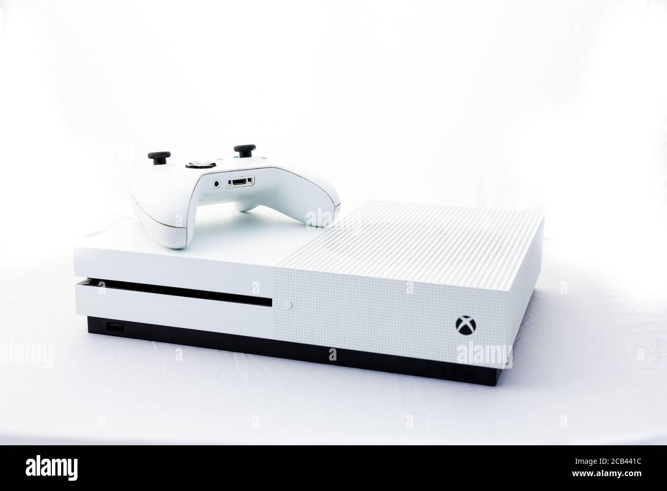 Suffolk, UK Juni 01 2020: Eine Microsoft Xbox One S Spielkonsole mit einem Wireless-Controller schoss vor einem schlichten weißen Hintergrund Stockfoto