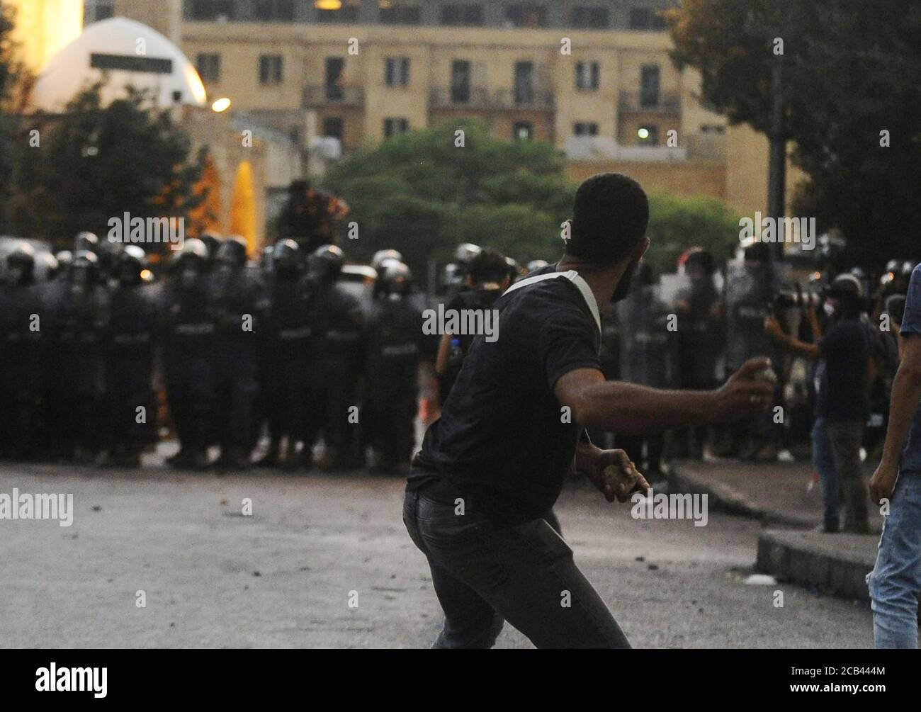 Beirut, Libanon. August 2020. Libanesische Demonstranten stoßen am Montag, den 10. August 2020, in der Nähe des parlaments im Zentrum von Beirut mit Sicherheitskräften zusammen. Das libanesische Gesundheitsministerium erklärte, dass mindestens 163 Menschen bei der Explosion in Beirut getötet und mehr als 6000 verletzt wurden, die am 4. August das Hafengebiet zerstörte. Foto von Mustafa Jamaleddine/UPI Credit: UPI/Alamy Live News Stockfoto