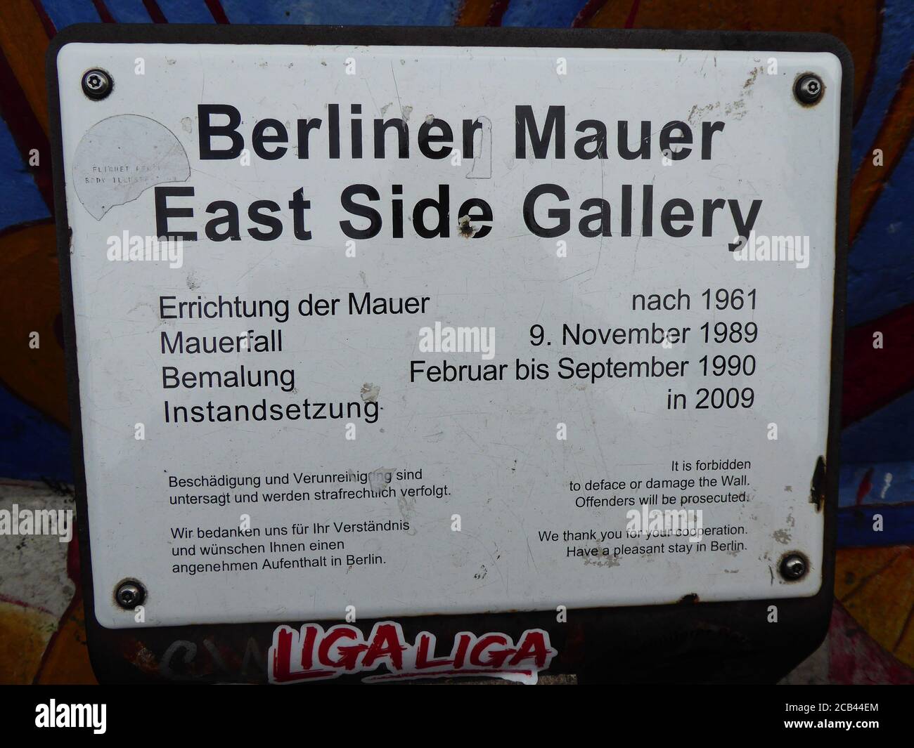 Die Berliner Mauer war eine bewachte Betonbarriere, die physisch Und Berlin von 1961 bis 1989 ideologisch geteilt Stockfoto