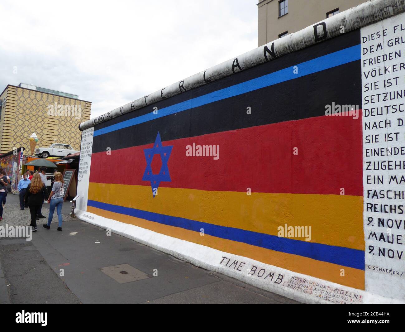 Die Berliner Mauer war eine bewachte Betonbarriere, die physisch Und Berlin von 1961 bis 1989 ideologisch geteilt Stockfoto