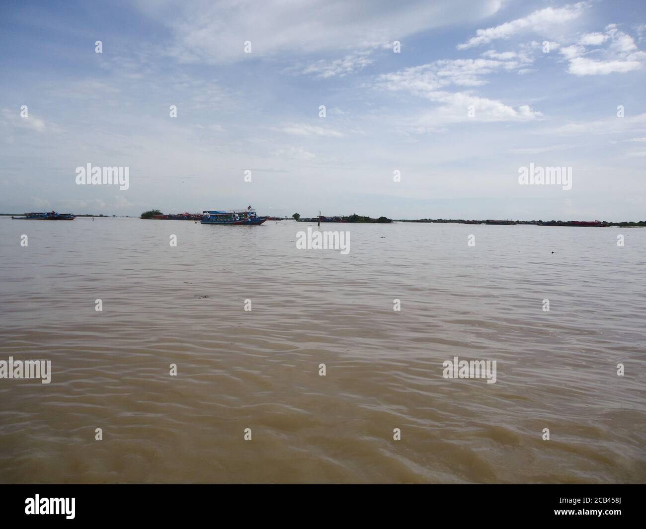 Weg nach angkor wat durch tonle sap See Stockfoto