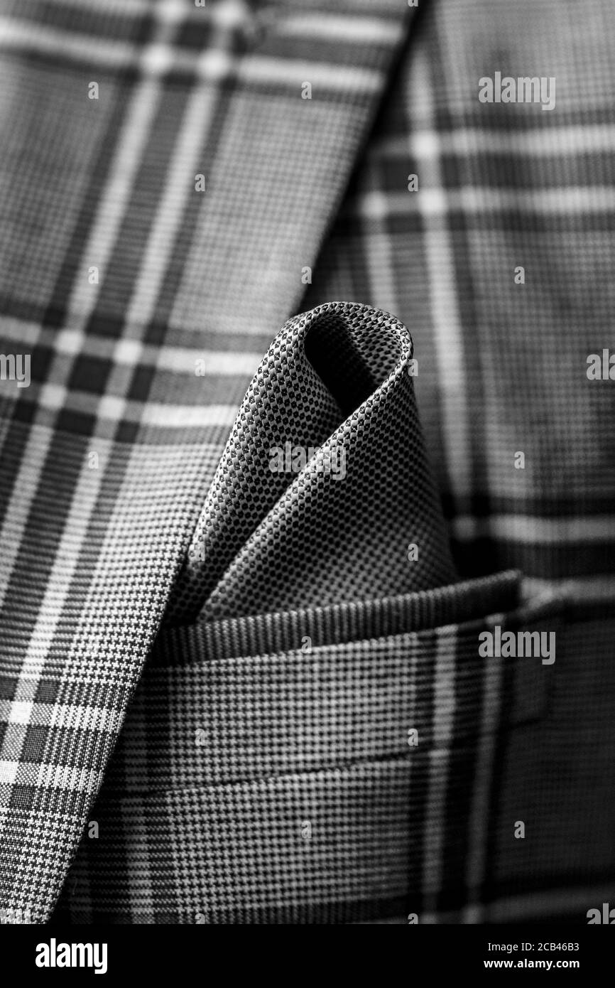 Vertikale Nahaufnahme eines eleganten grauen Pocket Square in Ein gemusterter Blazer Stockfoto