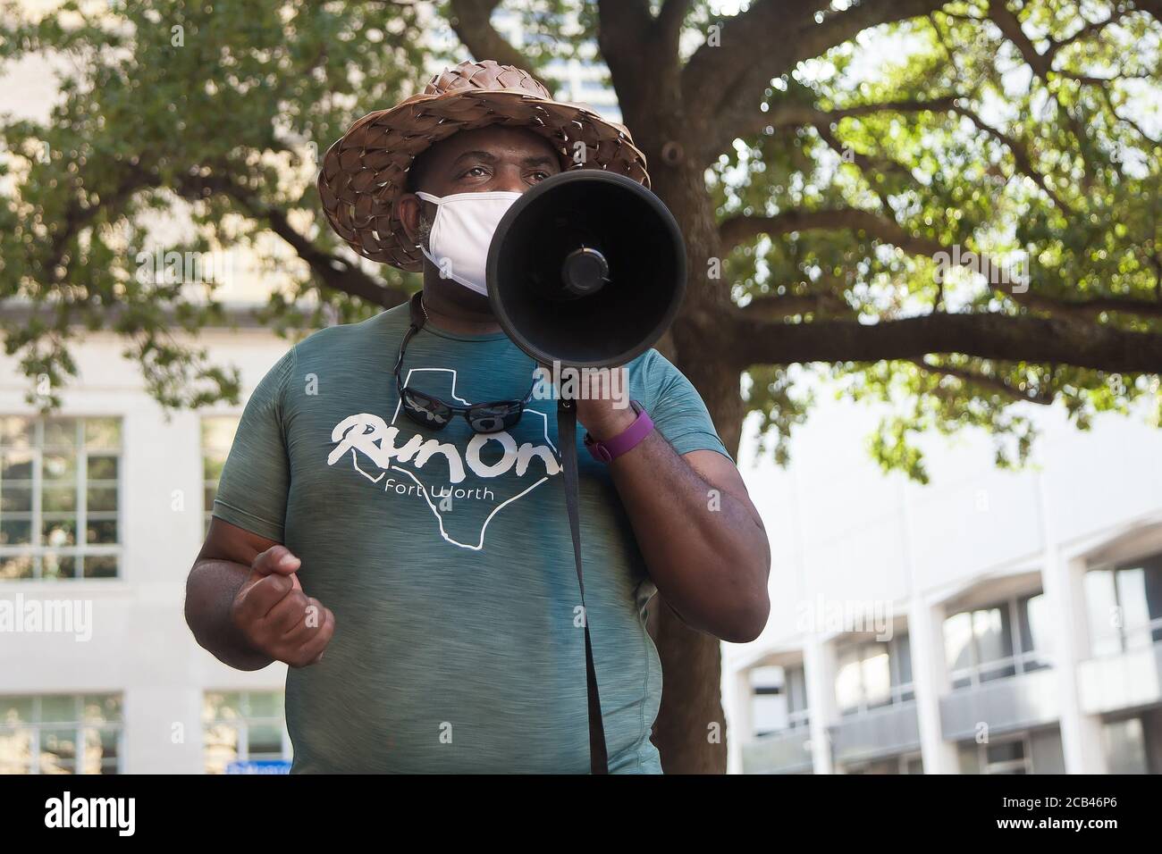 Ft Worth, TX, USA. August 2020. 9. August 2020: Leon Reed, Jr. kommt am Rathaus an, wo er offiziell den Walk for Reform startet. Er lädt alle, die das wollen, ein, mit ihm zu seinem nächsten Halt zu gehen, dem Atatiana Jefferson Wandbild. Heute ist die erste Etappe eines 200 Meilen Spaziergang von Ft Worth nach Austin, TX, um einen Brief zu liefern und seine Gedanken über die Polizeireform mit Gov zu diskutieren. Greg Abbott. Da er nicht sicher ist, wann er ankommen wird, hat er noch kein Treffen mit dem Gouverneur eingerichtet. Abbott, und er hofft, dass der Gouverneur ihn sehen wird. Leon ist seit 16 Jahren Strafverteidiger in Ft Worth und Stockfoto