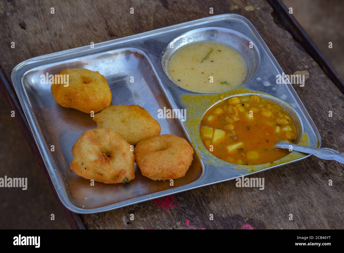 Street Food Thali serviert auf einem Holztisch in Amritsar, Indien Stockfoto