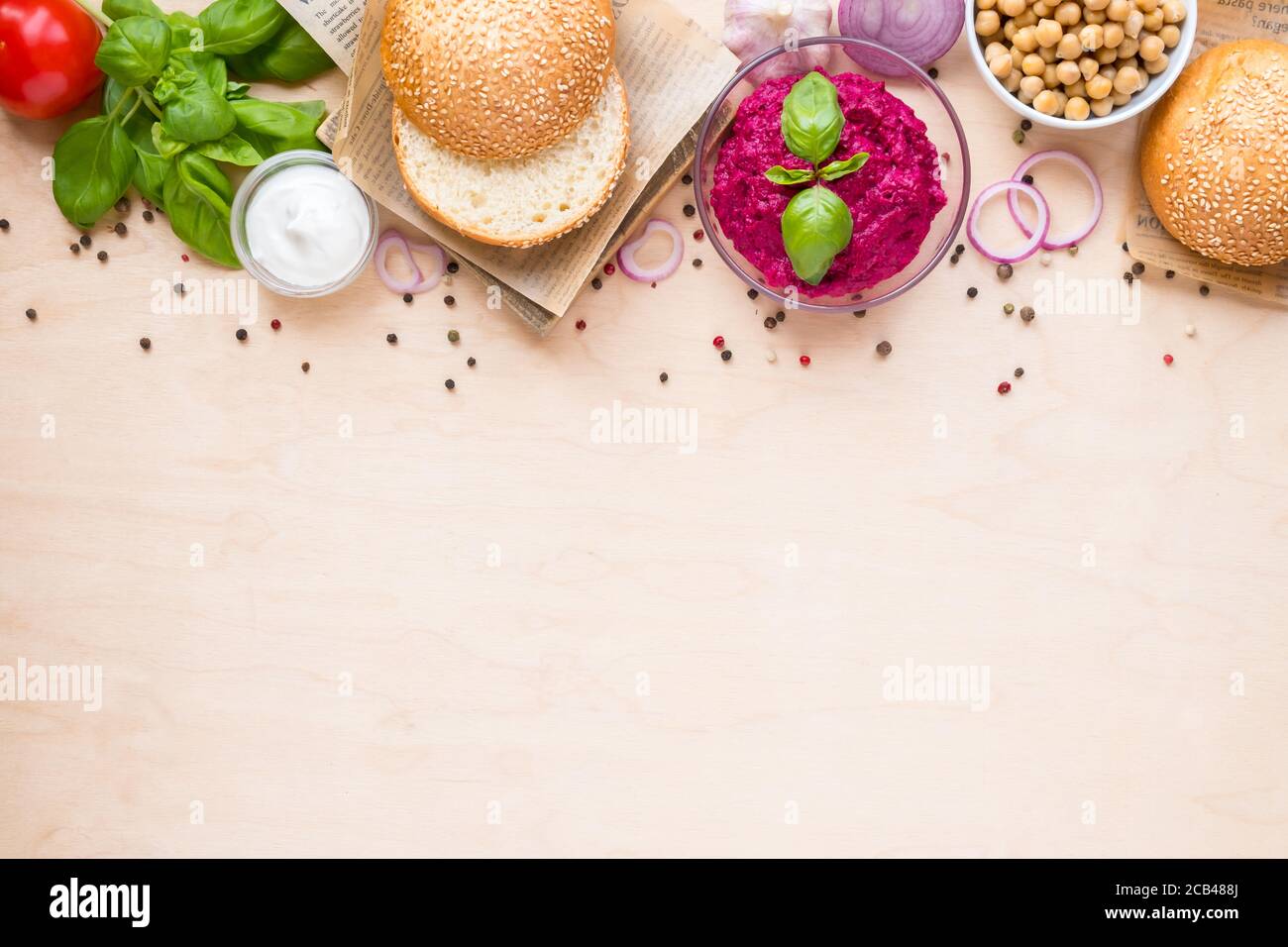 Draufsicht Zutaten zum Kochen vegane Burger auf hellem Holzhintergrund mit Kopierraum flach legen. Stockfoto