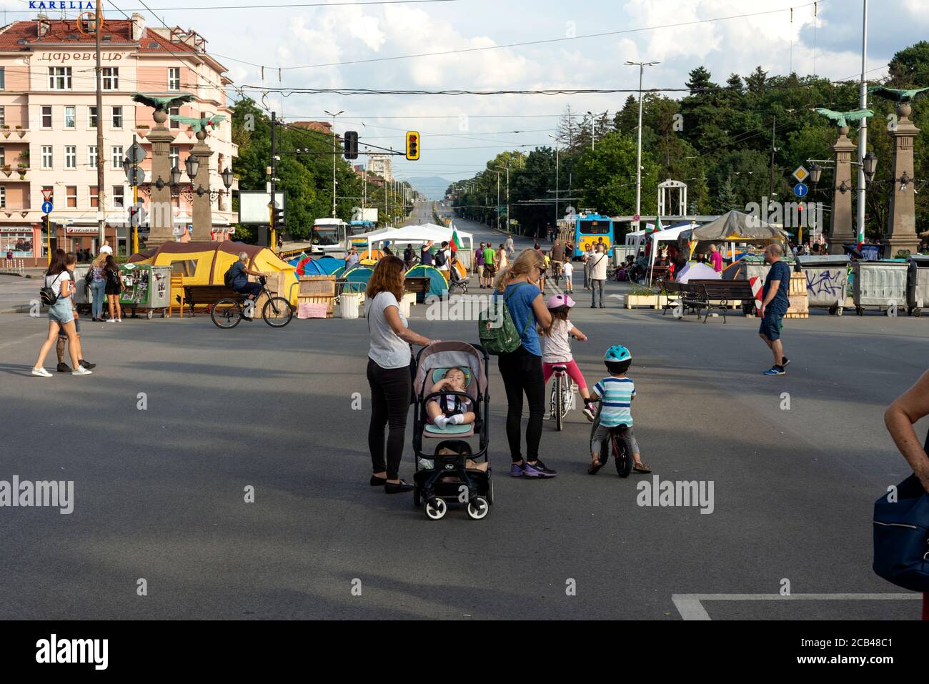 Menschen, die während des friedlichen Protests gegen die Regierung im August 2020 an der Adlerbrücke in der Innenstadt von Sofia wegen der Transportwege gesperrt sind, Sofia Bulgarien, Osteuropa, Balkan, EU Stockfoto Menschen, die während des friedlichen Protests gegen die Regierung im August 2020 an der Adlerbrücke in der Innenstadt von Sofia wegen der Transportwege gesperrt sind, Sofia Bulgarien, Osteuropa, Balkan, EU Stockfoto