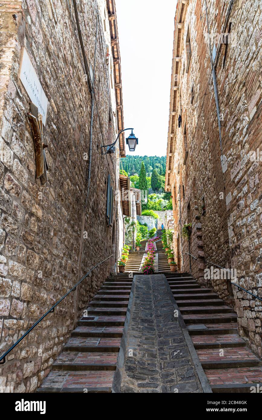 Gubbio eine der schönsten Kunststädte Umbriens. Die Gassen und Straßen des mittelalterlichen Zentrums klettern in Richtung des oberen Teils dieses Juwels Stockfoto