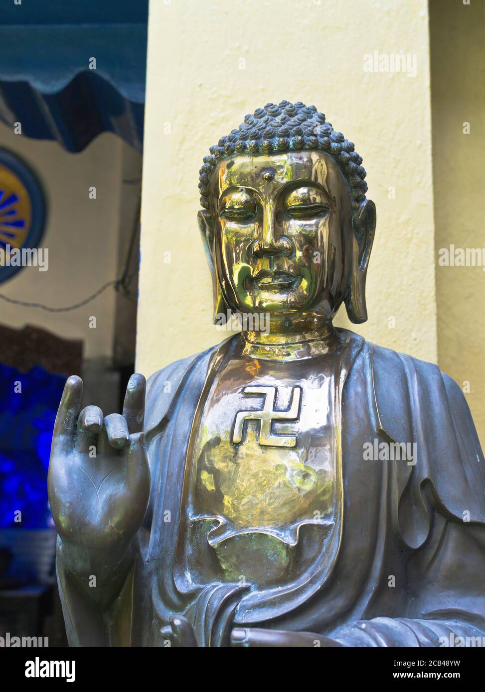 dh Gangaramaya Buddhistischer Tempel COLOMBO STADT SRI LANKA Tempel Gold Buddha-Statue mit Blattkopf Stockfoto