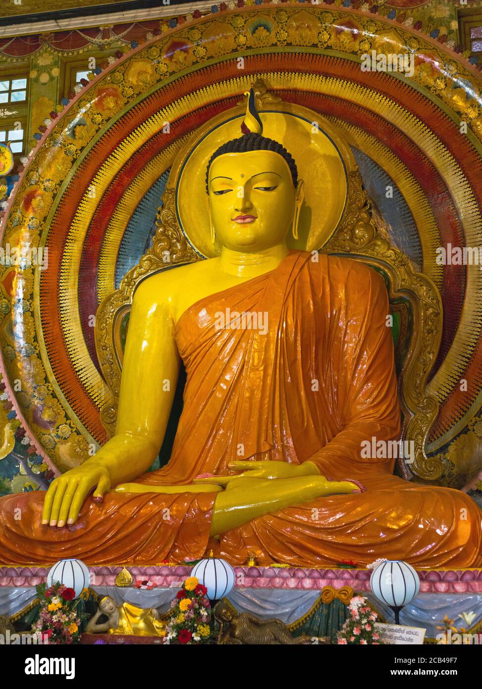 dh Gangaramaya Buddhistischer Tempel COLOMBO STADT SRI LANKA Tempel groß buddha Statue Schrein Stockfoto