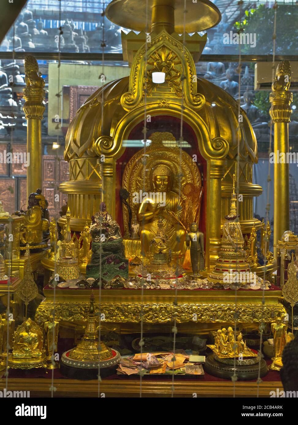 dh Gangaramaya Buddhistischer Tempel COLOMBO STADT SRI LANKA Tempel Museum Innere heilige Buddha Relikte Schrein goldene Statue Stockfoto