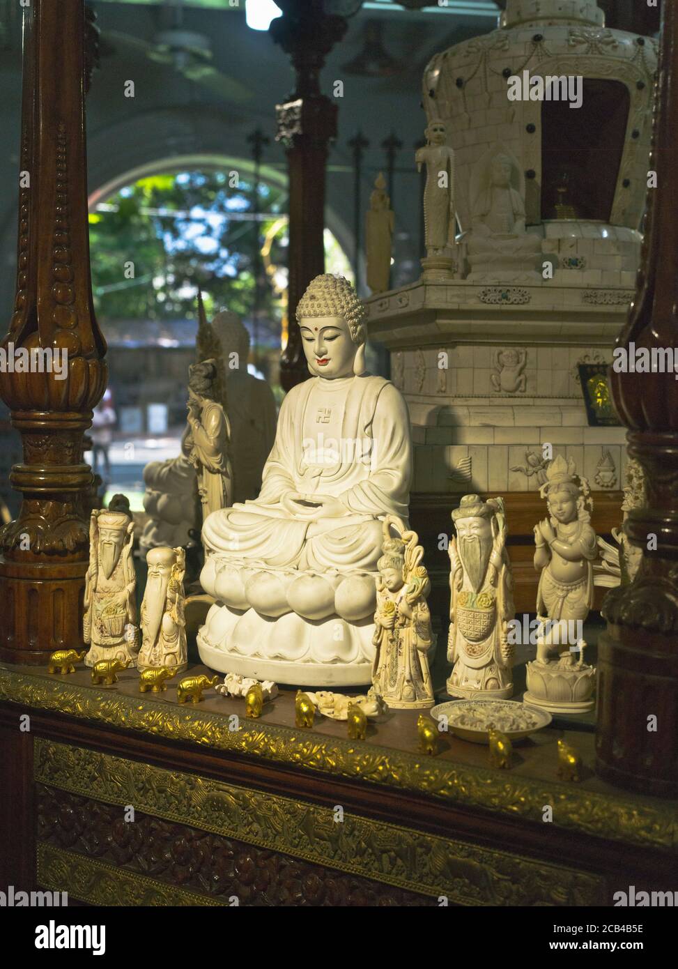 dh Gangaramaya Buddhistischer Tempel COLOMBO STADT SRI LANKA Tempel Museum Innere heilige Buddha Elfenbein Reliquien Statuette Schrein Ikone Statue Stockfoto