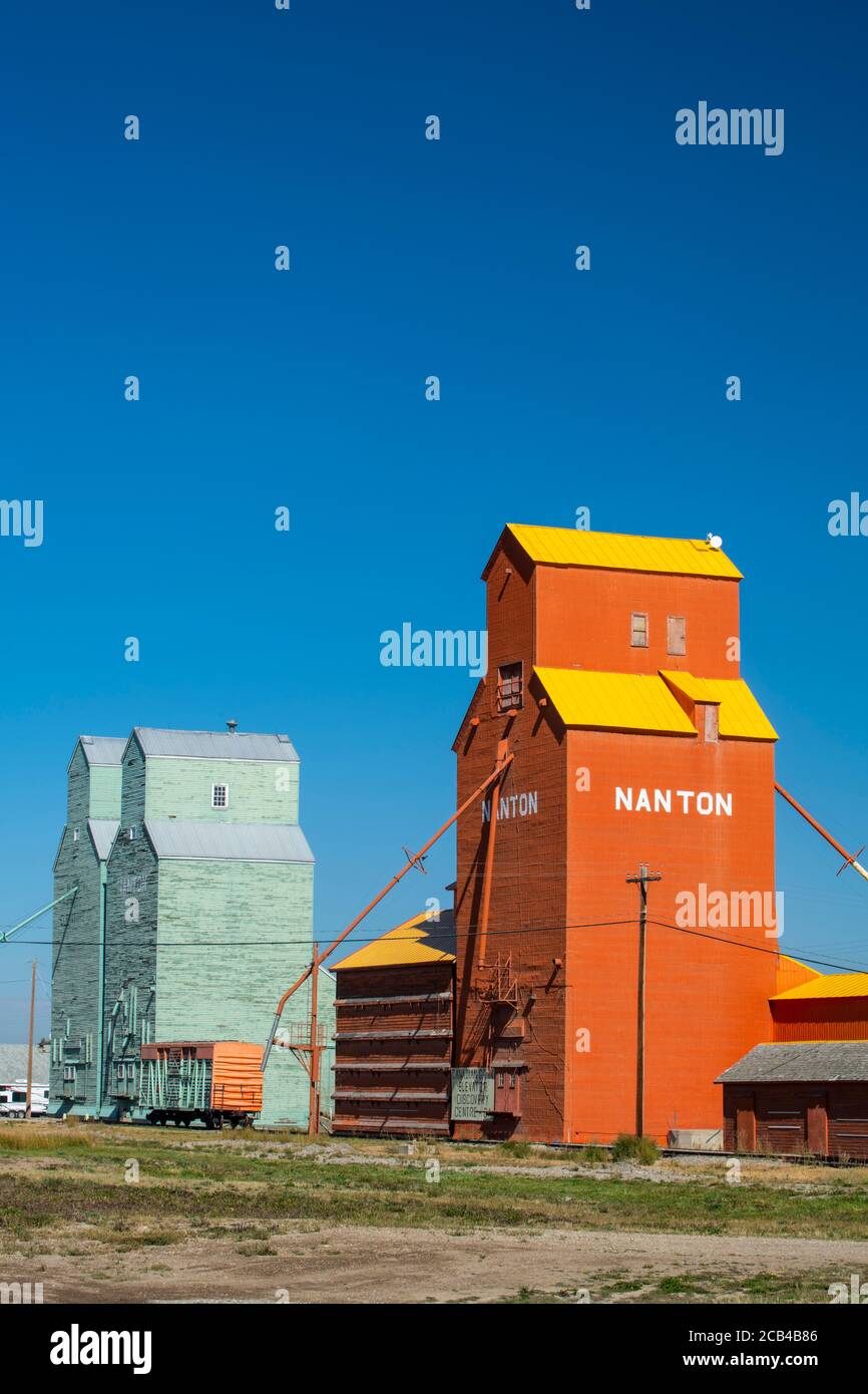 Alte Getreideaufzüge erhalten als Museen, Nanton, Alberta, Kanada Stockfoto