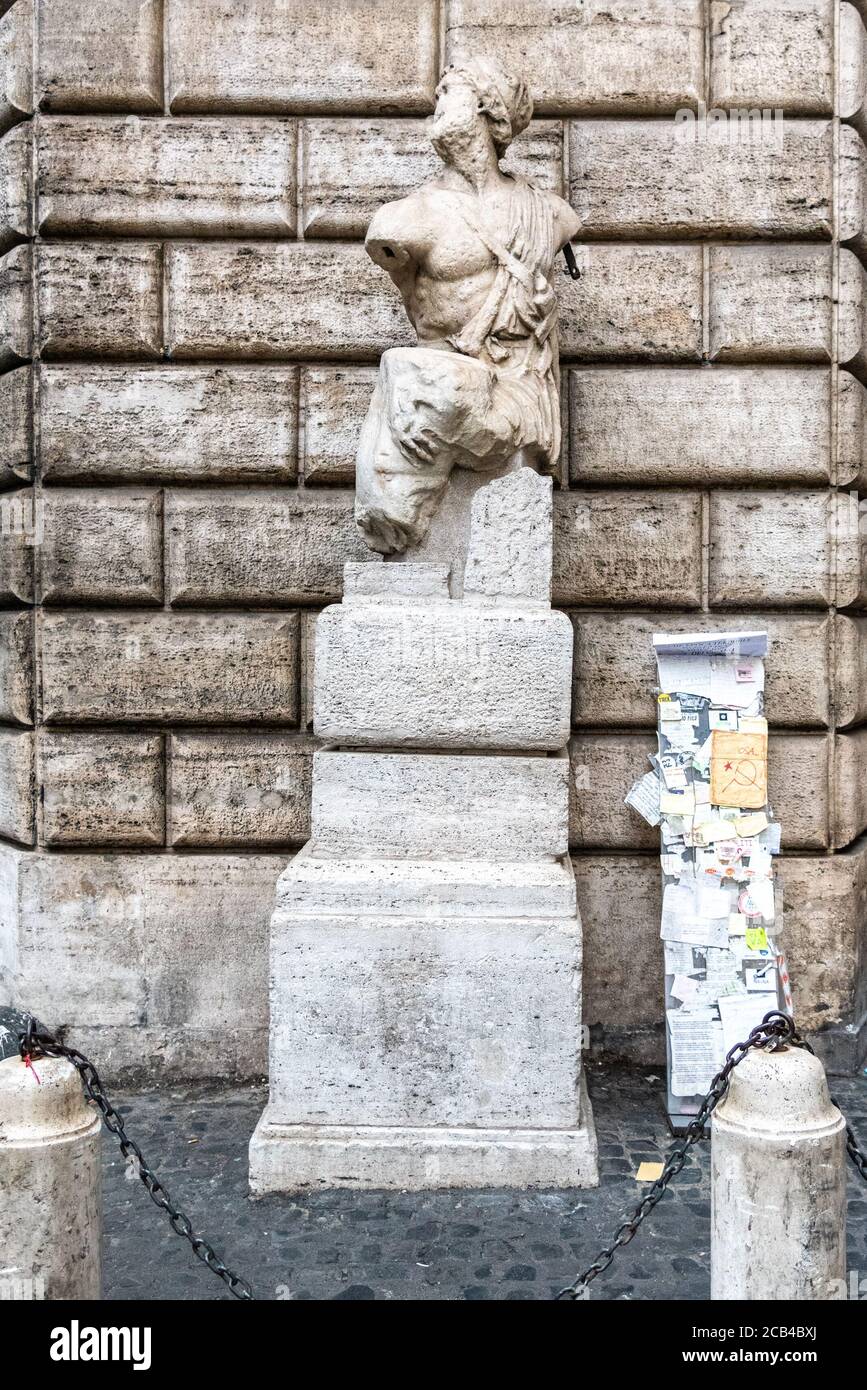 ROM, ITALIEN - 09. MAI 2019: Pasquino - die berühmteste von sechs sprechenden Statuen von Rom, Italien. Stockfoto