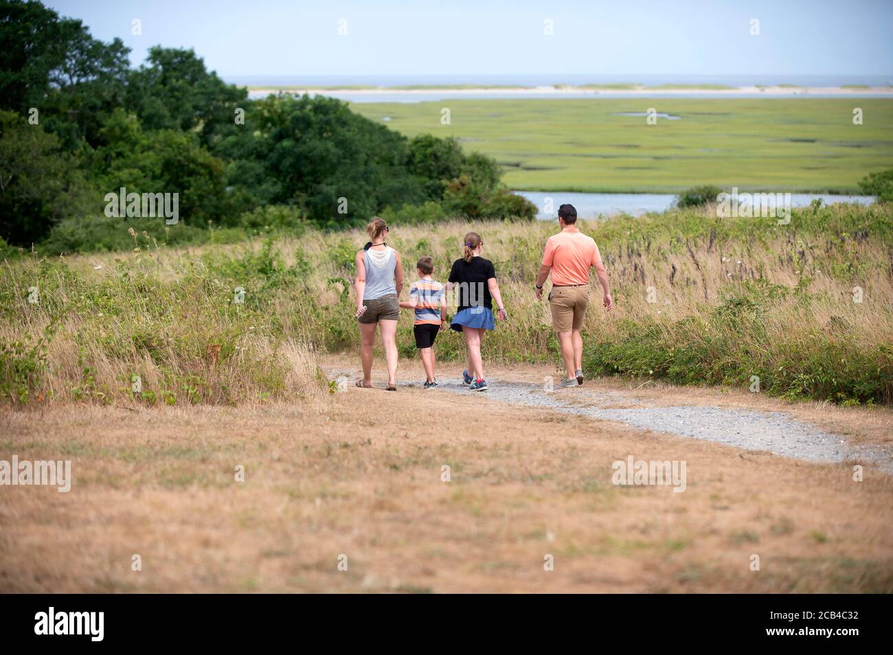 Eine Familie, die während einer Pandemie auf einem Pfad unterwegs ist. Cape Cod, Massachusetts, USA Stockfoto