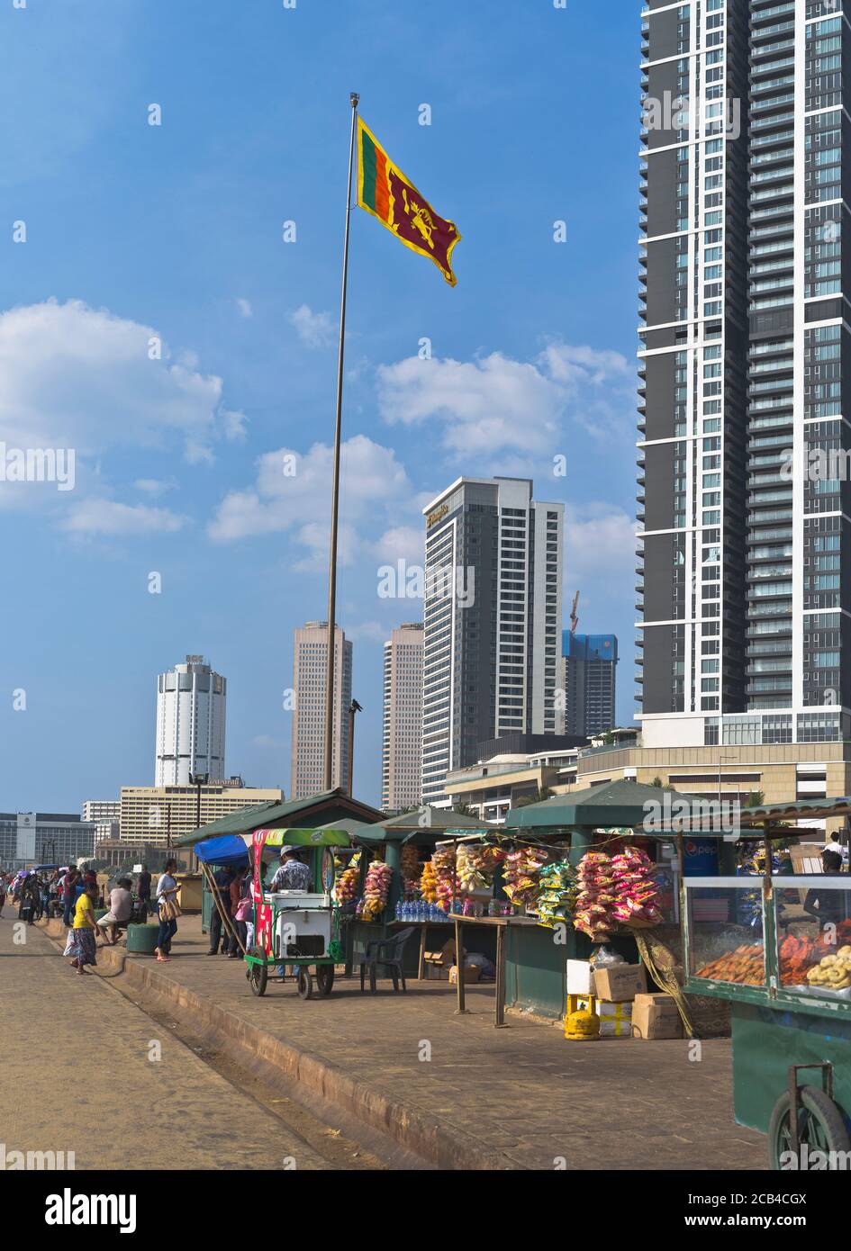 dh Galle Gesicht Grüne Promenade COLOMBO STADT SRI LANKA Lokale Marktstände, die Fastfood Sri Lanka Flagge verkaufen Stockfoto