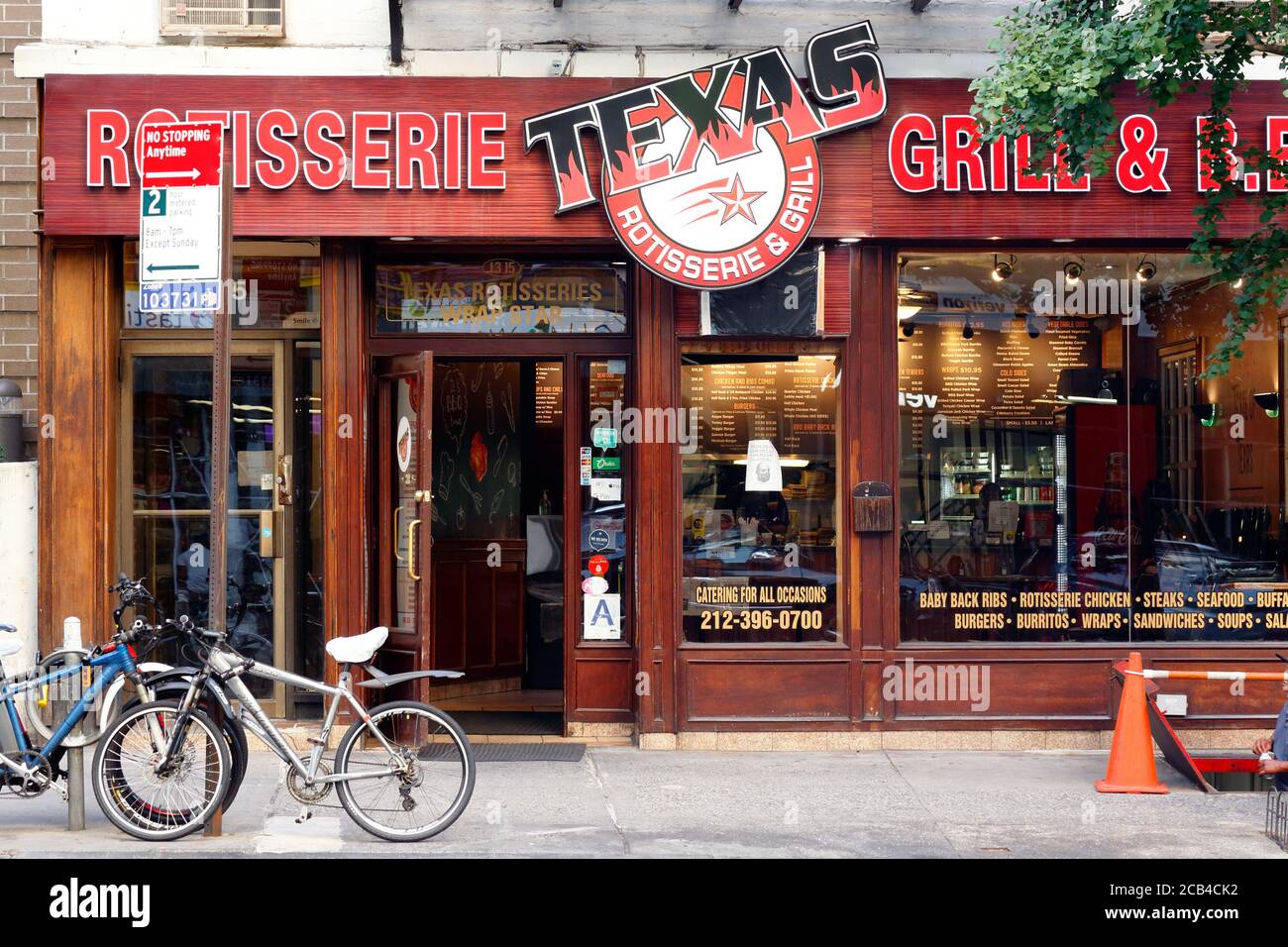 Texas Rotisserie & Grill, 1315 First Ave, New York, NY. Außenfassade eines BBQ-Restaurants in der Upper East Side in Manhattan Stockfoto