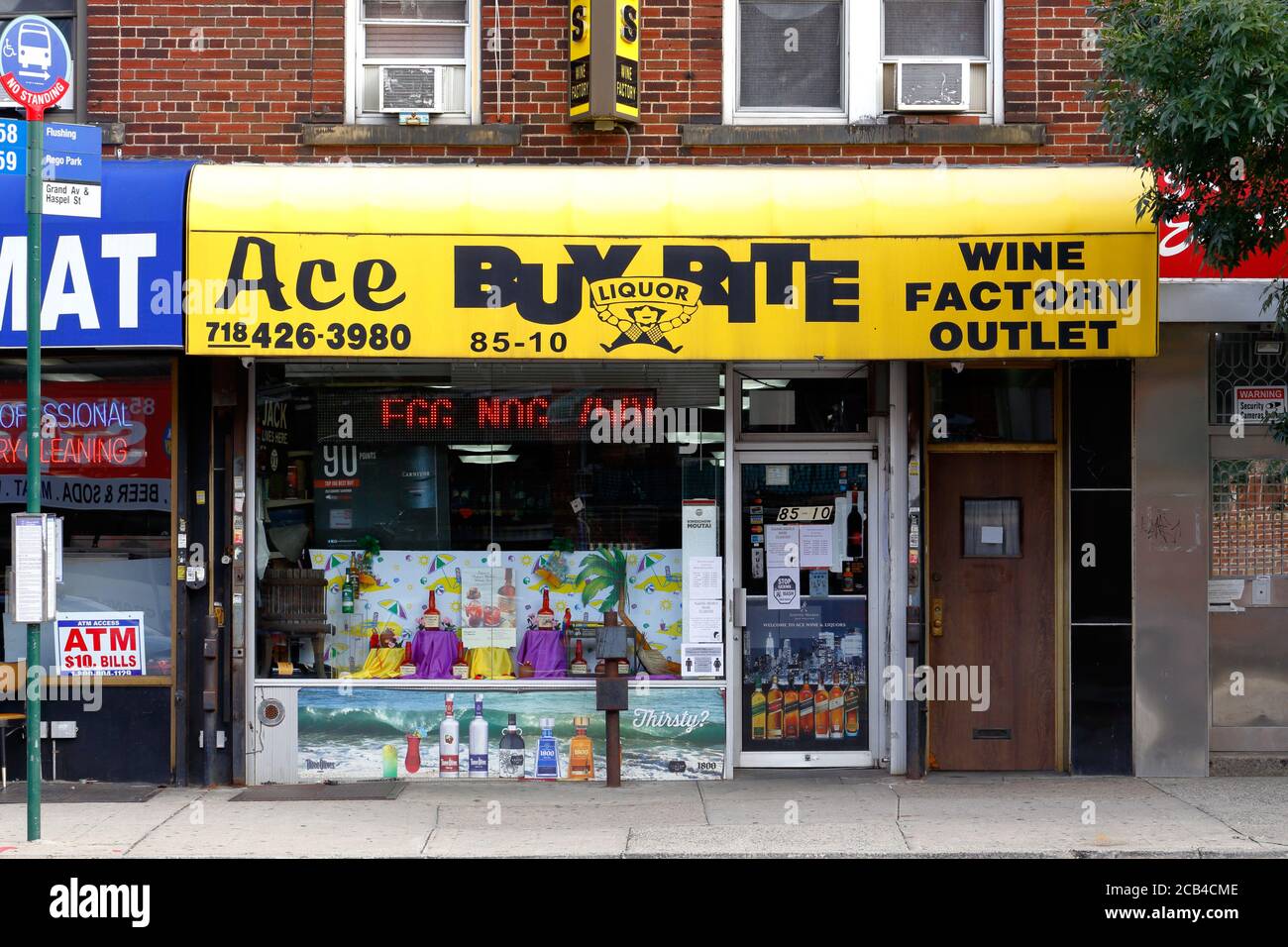 ACE Wine Liquors, 85-10 Grand Ave, Queens, NY. Außenfassade eines Spirituosenladens in der Elmhurst Nachbarschaft. Stockfoto