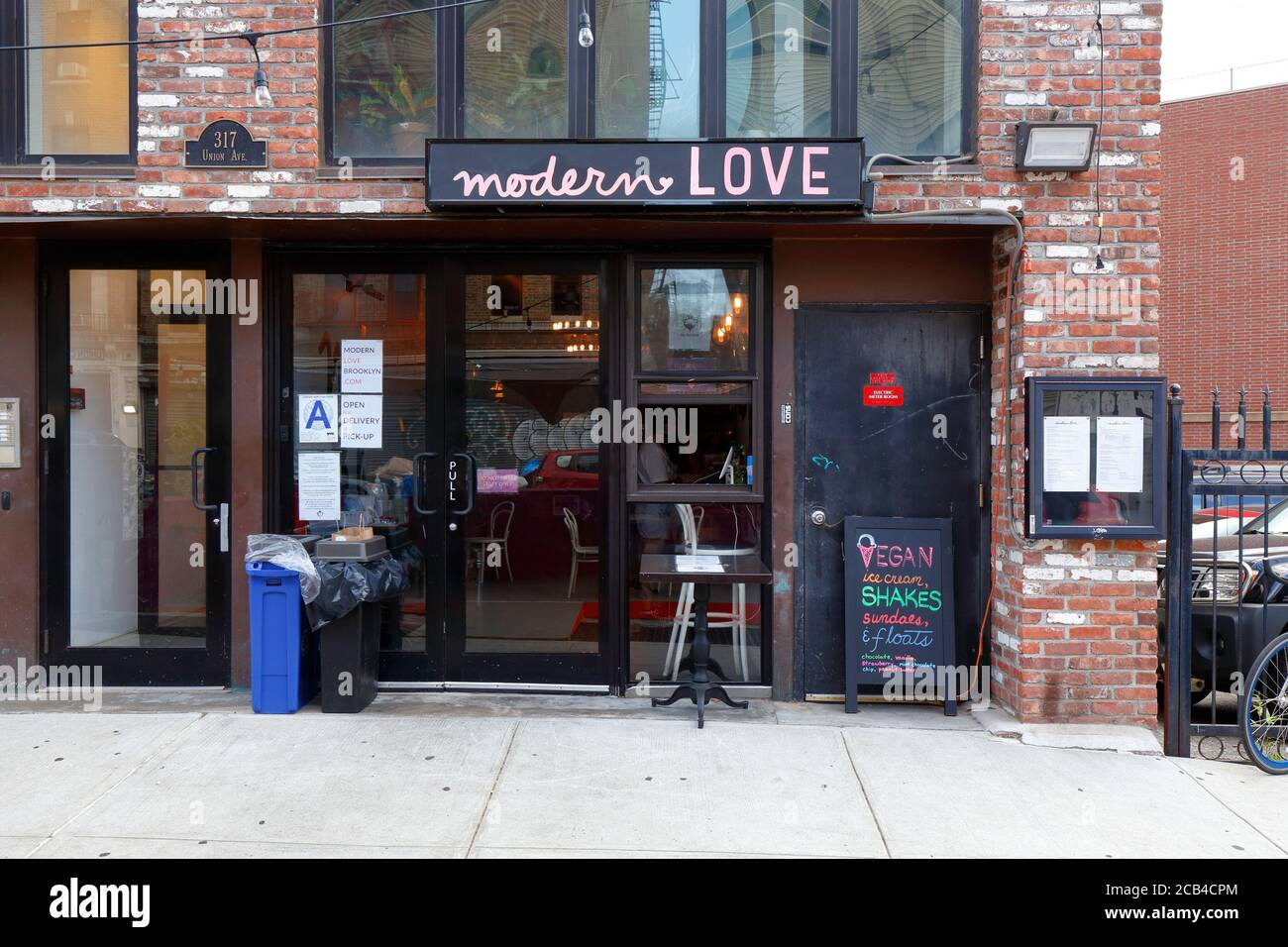 Modern Love, 317 Union Ave, Brooklyn, New York. NYC-Schaufensterfoto eines veganen Komfortrestaurants im Stadtteil Williamsburg. Stockfoto