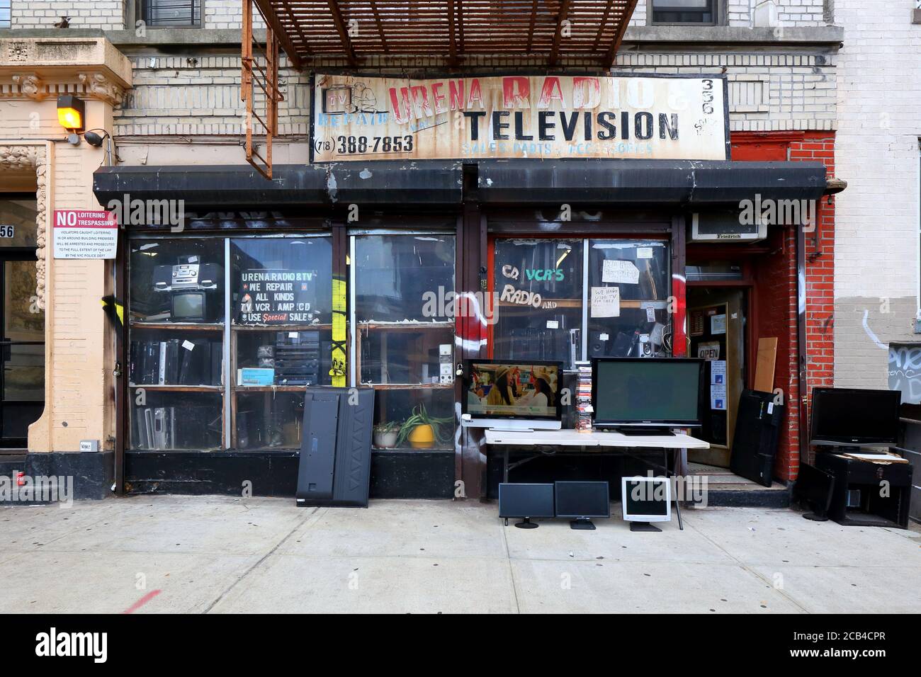 Urena Radio & Television, 356 S 1st St, Brooklyn, NY. Außenfassade eines tv- und Radio-Reparaturladens im Viertel Williamsburg. Stockfoto