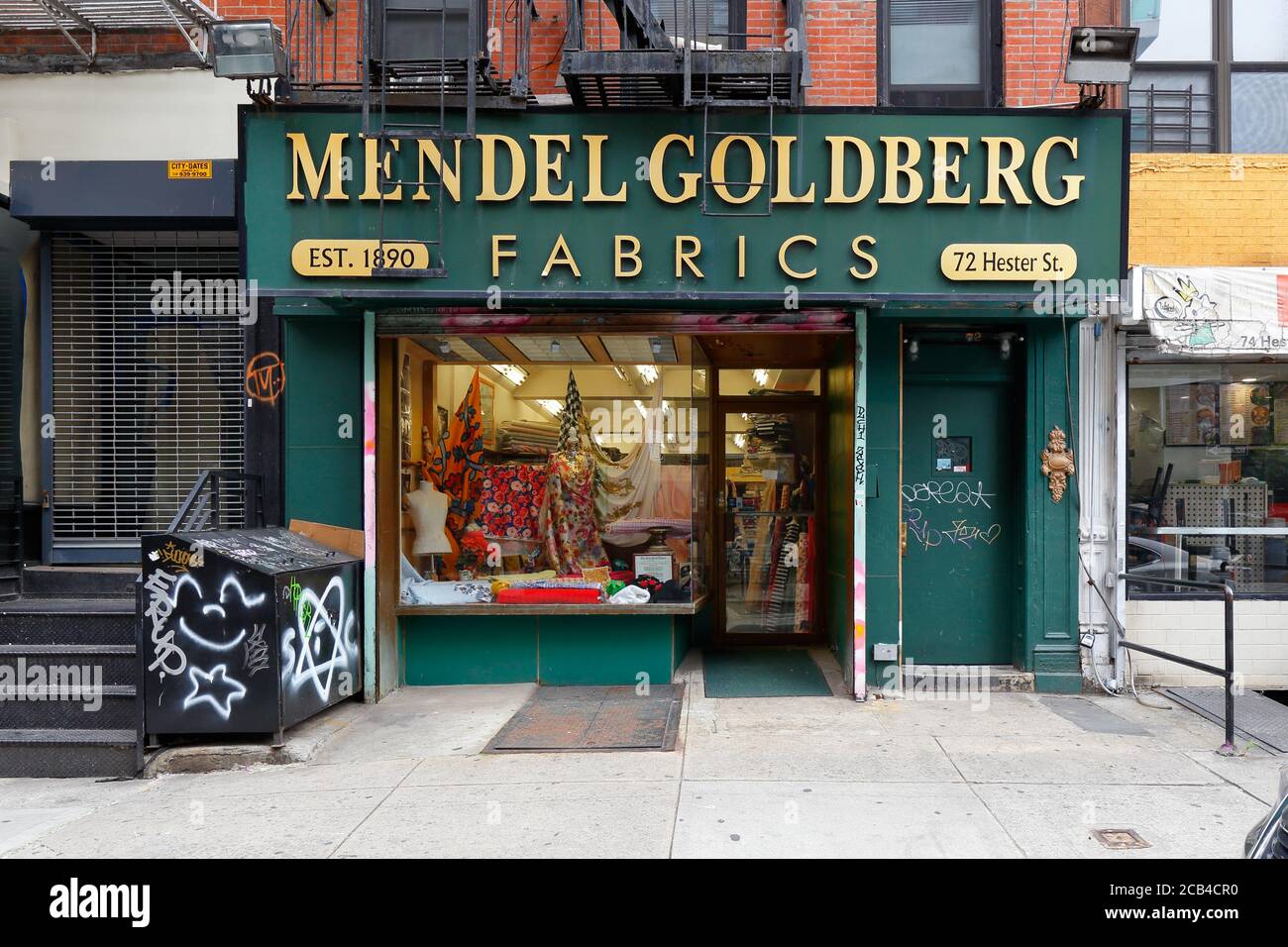 Mendel Goldberg Fabrics, 72 Hester St, New York, NYC Schaufenster Foto eines Stoffladens in Manhattans Lower East Side Nachbarschaft. Stockfoto