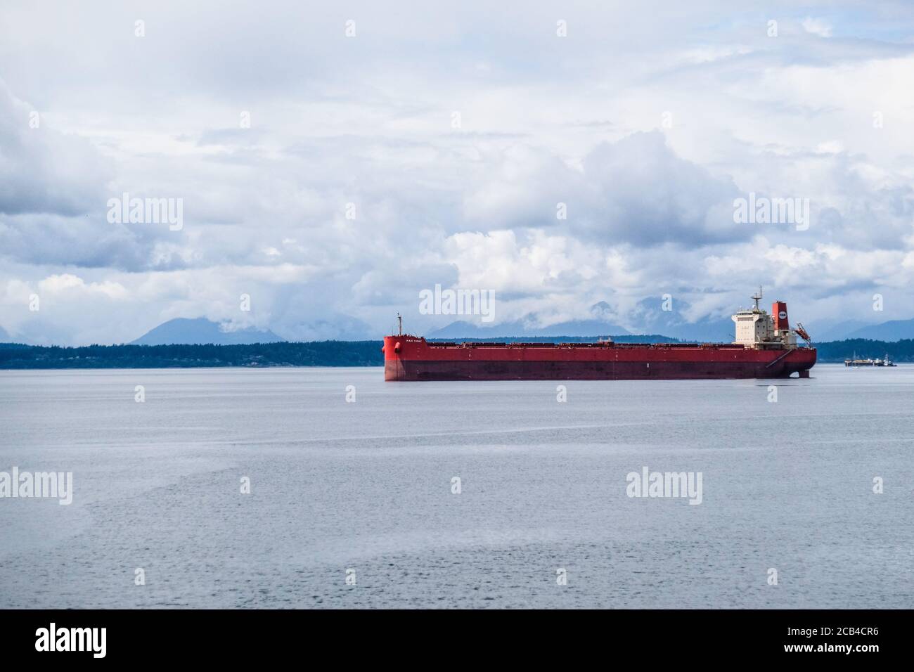 Ein Red Ocean Containerschiff vor Anker in Elliot Bay Außerhalb Von Seattle Stockfoto